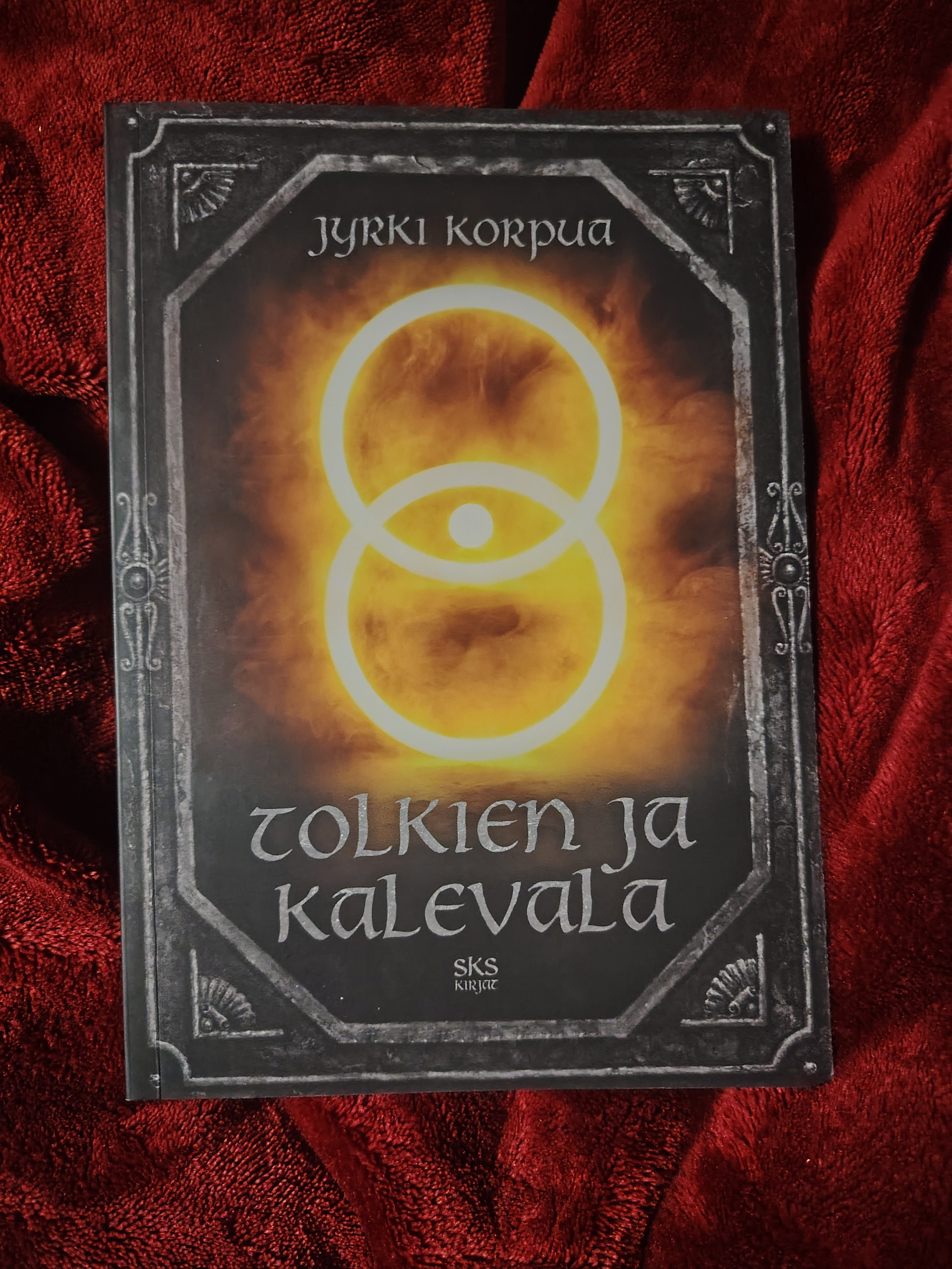 Miten Kalevala vaikutti J.R.R. Tolkienin tuotantoon?
      Tolkien on maailman tunnetuin fantasiakirjailija ja modernin fantasian isä. Mistä hän ammensi inspiraationsa? Miten suomen kieli ja Kalevala liittyvät hobittien, haltioiden ja 
      kääpiöiden kansoittamaan fantasiamaailmaan? Kirjailijanuransa ohella Tolkien oli myyttejä rakastava kielitieteilijä ja Oxfordin yliopiston professori. Hän haltioitui Kalevalasta, 
      opiskeli suomea ja hyödynsi kansalliseepoksemme tarinoita ja sanastoa omissa kirjoituksissaan. Tolkien ja Kalevala selvittää, minkälainen on Kalevalan vaikutus Tolkienin 
      tarinoiden ja maailman taustalla.