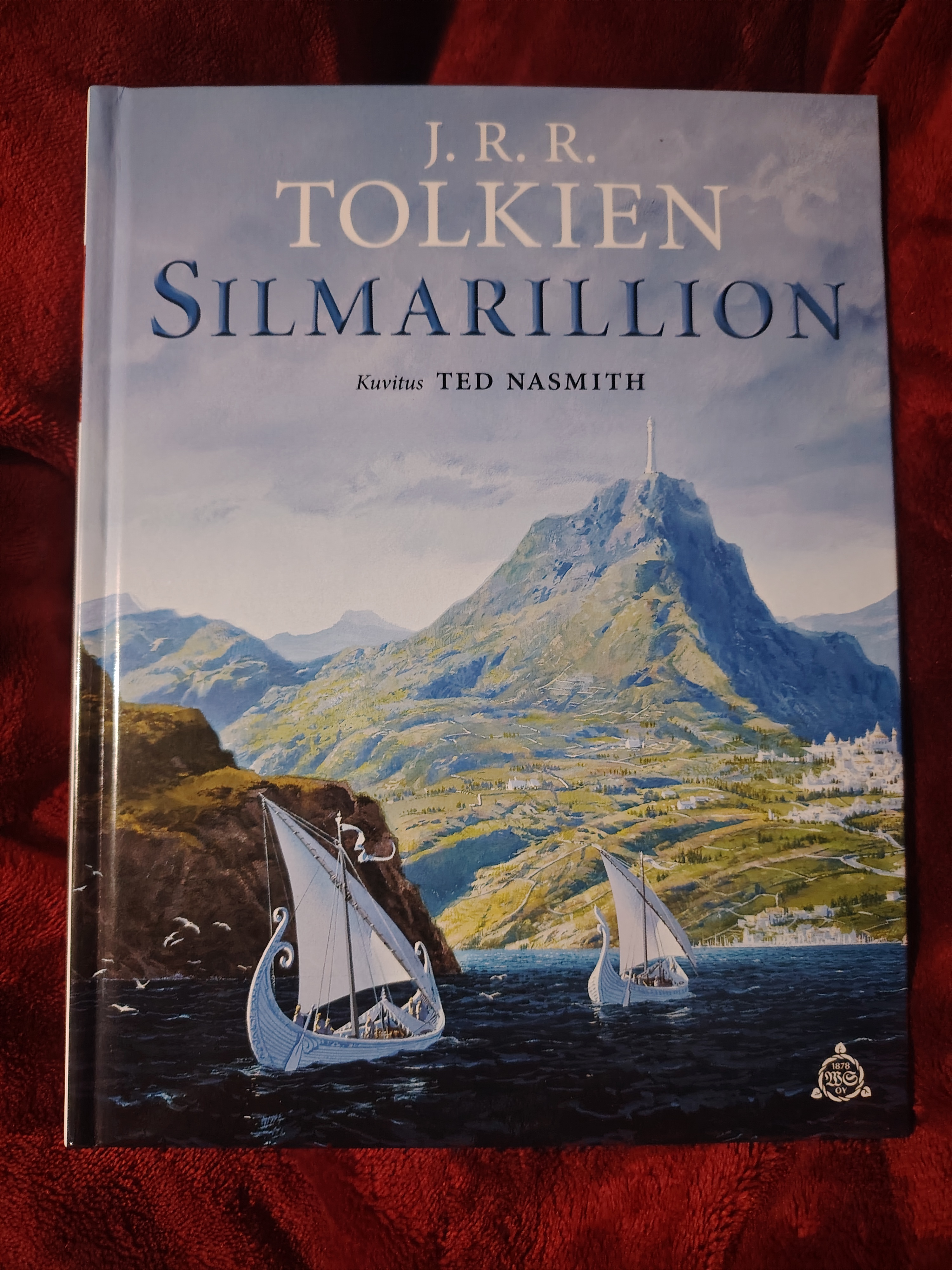 Silmarillion kertoo J.R.R. Tolkienin luoman 
      Keski-Maan synnystä ja varhaisvaiheista, haltioiden, ihmisten ja kääpiöiden elämästä. Tarunomainen luomiskertomus kuvaa ainurin eli jumalten töitä ja keskinäistä kamppailua.
      Haltioiden luovuus ja taito puhkeaa kukkaan, kun Fëanor tekee Silmarilit, ihmeelliset jalokivet. Niitä himoitsee myös haltioita vihaava Morgoth, joka ryöstää kivet ja 
      kiinnittää ne Rautakruunuunsa. Vasta ihmismies Beren ja hänen rakastettunsa, haltianeito Lúthien Tinúviel, onnistuvat riistämän takaisin yhden Silmarilin - ja maksavat
      uroteosta kalliin hinnan. Berenin ja Lúthienin rakkaus jää elämään taruissa ja lauluissa, joista yhden Aragorn laulaa hobiteille Sormuksen ritareissa.
      Silmarillionissa vaeltavat haltioiden rakastama Elbereth, Aragornin esi-isä Isildur, Kalevalan Kullervoa muistuttava Túrin Turambar ja monet muut. Yönmustan varjon 
      luo Morgoth kammottavine kätyreineen, joista vaarallisin tunnetaan nimellä Sauron.