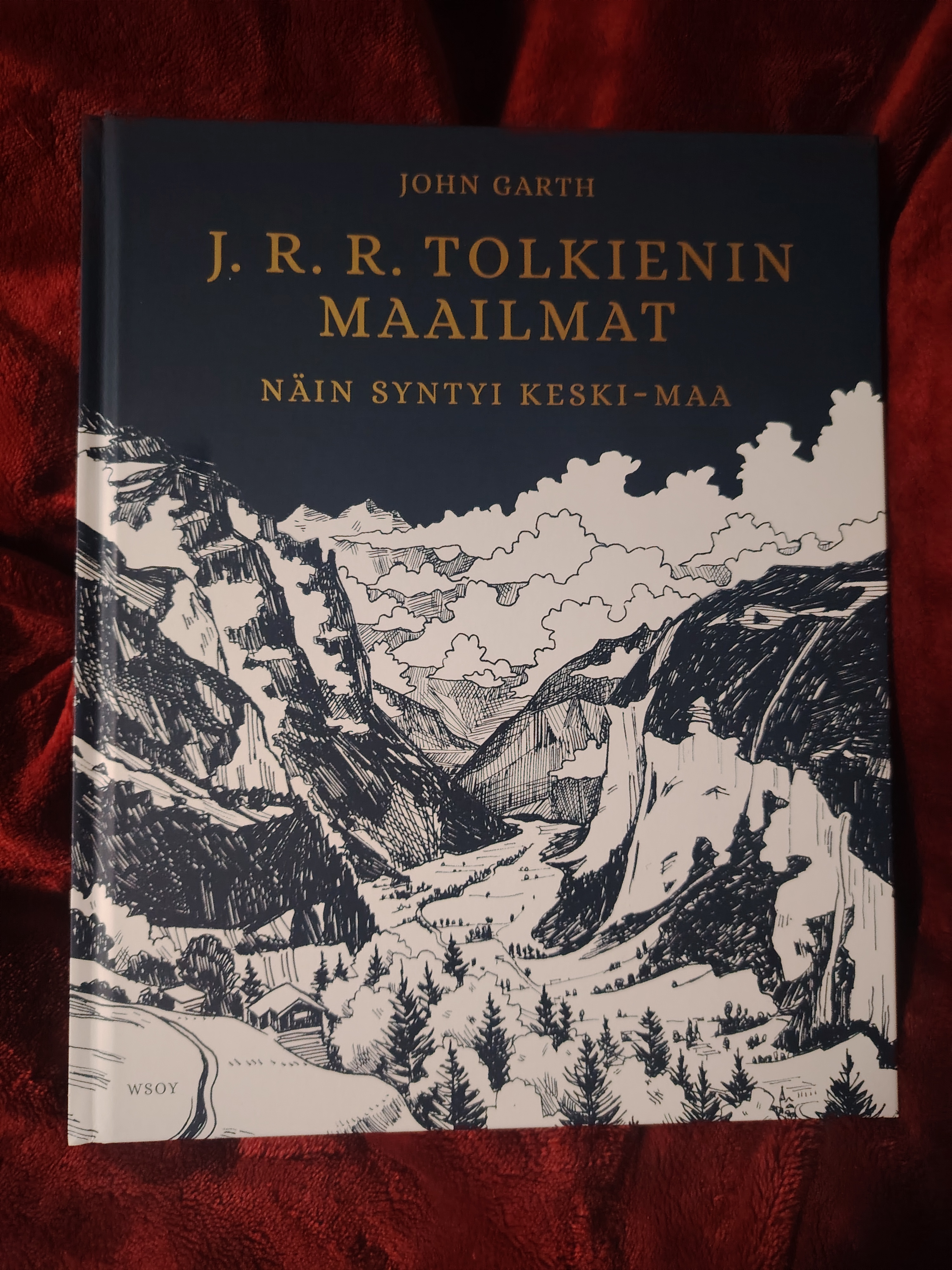 J.R.R. Tolkienin maailmat kartoittaa, kuinka
      Taru Sormusten Herrasta- fantasiasaagan kuuluisa Keski-Maa syntyi todellisten paikkojen ja muusta kirjallisuudesta tuttujen ainesten innoittamana. J.R.R. Tolkienia
      innoittaneita paikkojan löytyy niin kirjailijan kotimaasta Britanniasta kuin eri puolilta maailmaa. Kirjassa kerrotaan, mistä Hobittila sai alkunsa, mikä vaikutti Rivendellin 
      haltialaakson näkymiin, mitkä todelliset luolat olivat esikuvina Helmin syvänteen Kimalteleville luolille, ja tutustutuaan monen muun Keski-Maan vuoren, metsän, virran, 
      järven ja paikkakunnan alkulähteisiin.